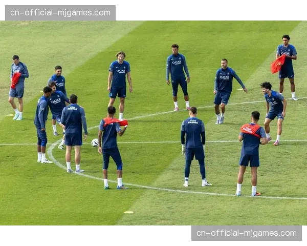 巴黎圣日耳曼与卢浮宫推出联名系列，融合足球与艺术