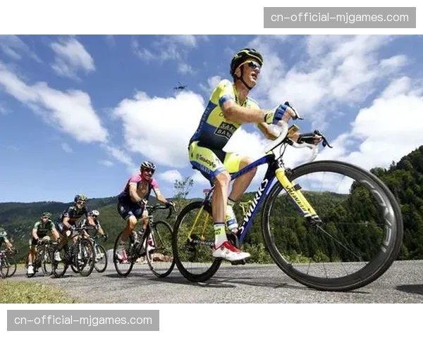 环法自行车赛序幕赛:车迷过于热情导致赛道狭窄,引发小规模摔车 环法自行车赛序幕赛:车迷过于热情导致赛道狭窄,引发小规模摔车