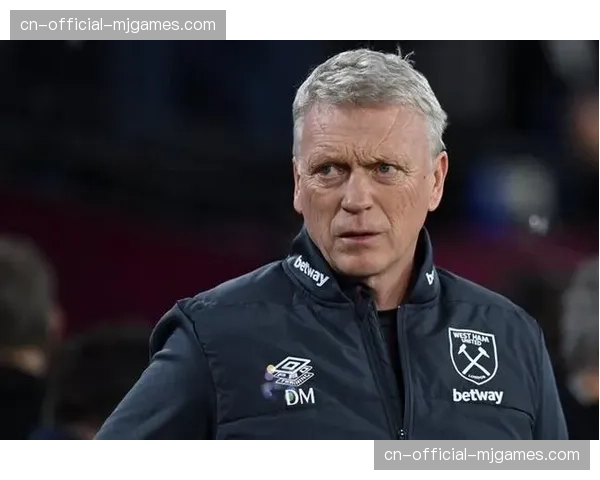 场边镜头：西汉姆联主帅莫耶斯与第四官员激烈争论染黄