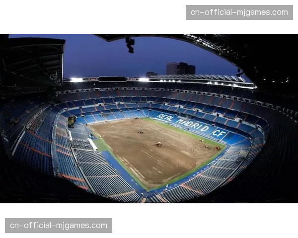 雨战中断十分钟，工作人员紧急处理伯纳乌草皮积水区域。